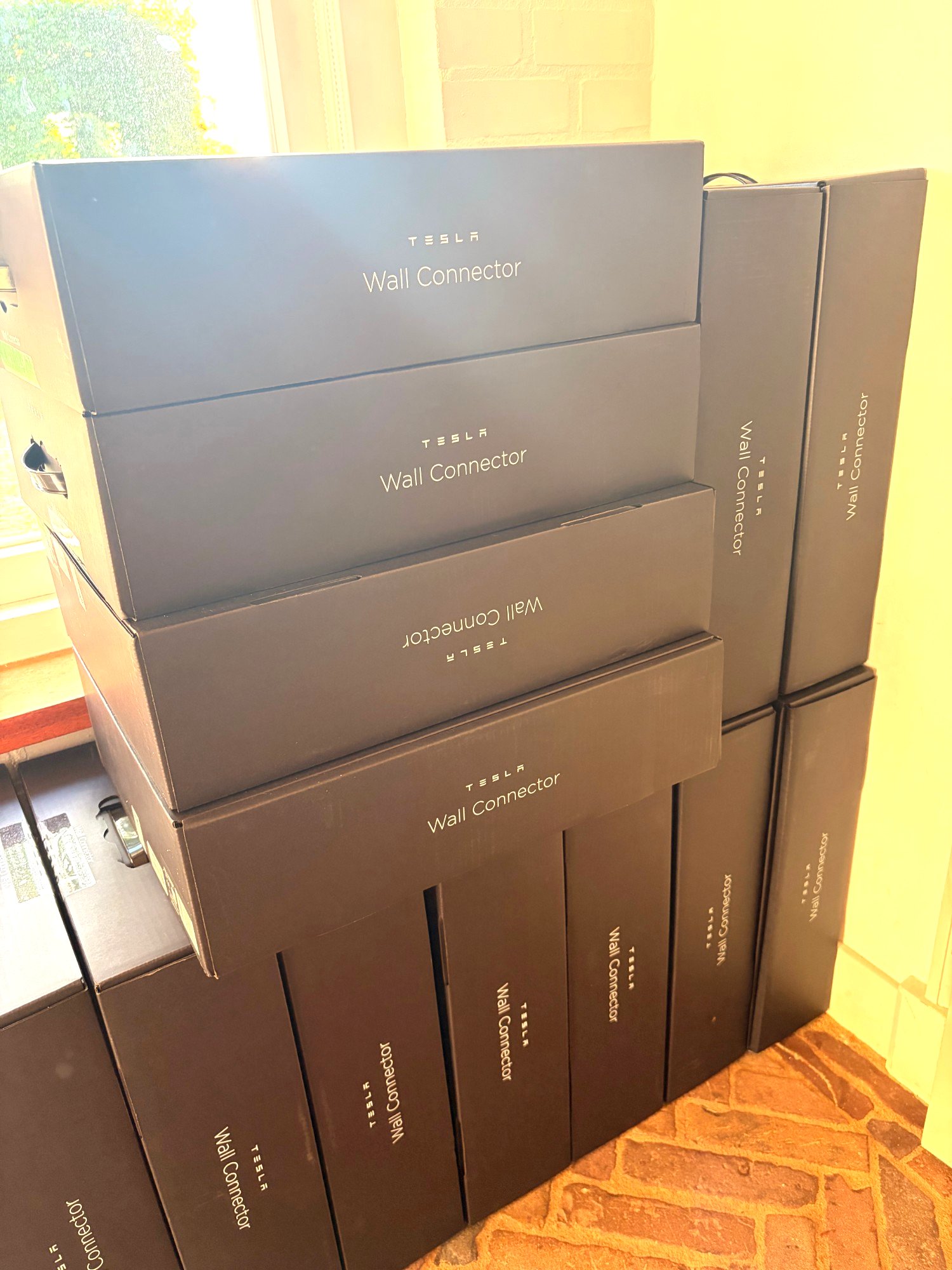 Een deel van onze voorraad Tesla Wall Connectors • als Certified Installer leveren en plaatsen we ze zelf