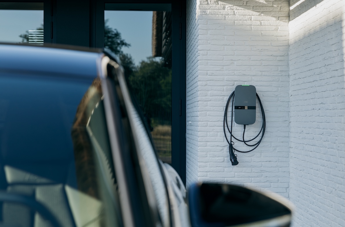Een Peblar Home Plus aan de gevel, klaar voor thuisladen
