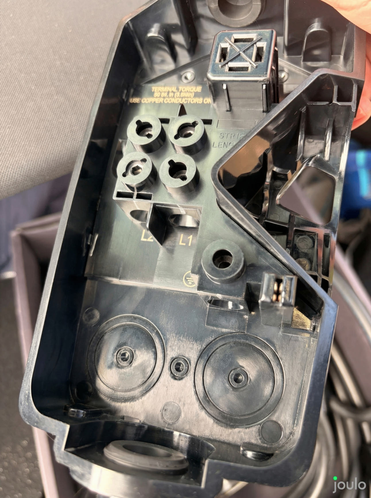 Tesla Wall Connector binnenkant - schroefklemmen